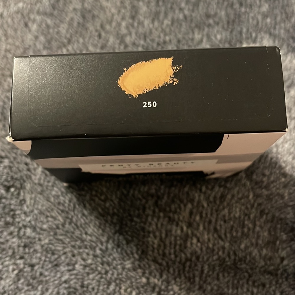 Fenty 250 Pro Filt’r Soft Matte Longwear Powder Foundation - Picture 3 of 6
